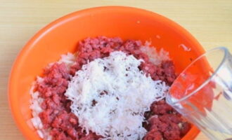 Now add water and frozen and finely grated lard to the filling.