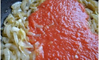 Versez le jus de tomate dans la poêle avec les oignons frits, ajoutez le sel, le sucre et les épices moulues (par exemple gingembre, cannelle, clous de girofle), remuez et laissez cuire quelques minutes.