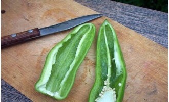 Snijd de paprika doormidden en verwijder de kern.