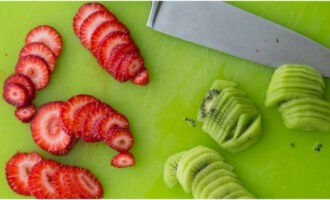 Wash the fruits and berries you have chosen for the cake well and cut into thin slices. We chose a very tasty combination of strawberries and kiwi.