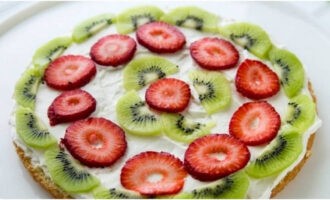 Place strawberry and kiwi slices over the cream.