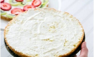 Spread the second cake layer with curd cream.