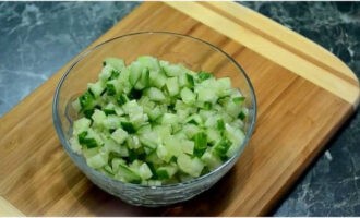 Lavar los pepinos con agua fría, secarlos y cortarlos en cubos.