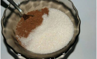 Add 4 tablespoons of sugar to the cocoa and mix the products well.