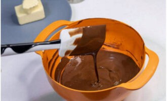 Chocolate can be melted in any convenient way: in the microwave, in a water bath. Then cool the resulting mass a little.