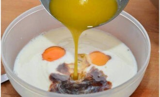 Melt the butter over low heat, cool it slightly. In a separate container, mix chicken eggs, milk, ghee and vanilla extract.