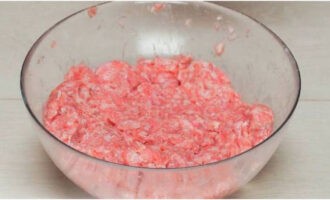 Add water and salt to the minced meat in a bowl, knead the mixture with your hands for 7-10 minutes. After this, cover the bowl with the minced meat with cling film and put it in the refrigerator for 12 hours.