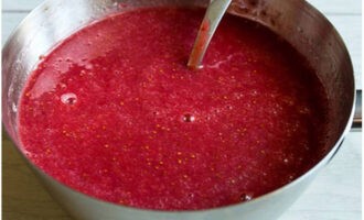 Kapag ang gulaman ay lumubog, ilagay ito sa apoy at dalhin hanggang makinis, paminsan-minsang pagpapakilos. Palamigin ang masa ng gelatin ng kaunti at idagdag ito sa strawberry puree sa mga bahagi, pukawin ang lahat ng mabuti. Maglagay ng apat na kutsara ng strawberry puree sa isang hiwalay na mangkok.