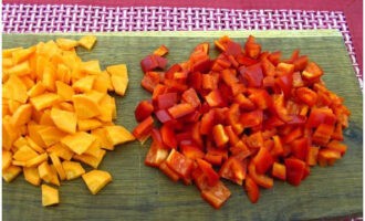 Cut sweet peppers and carrots into small cubes. 