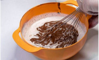 It may take a few minutes to get a smooth mixture because the chocolate and cream don't want to combine very well. 