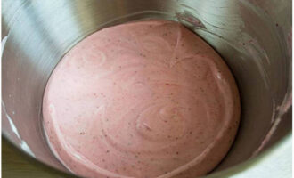 Agad na magdagdag ng dalawang kutsara ng strawberry puree sa whipped cream, ihalo sa mabagal na paggalaw mula sa ibaba hanggang sa itaas. Susunod, idagdag ang natitirang masa ng berry at ihalo din ang masa nang dahan-dahan at maingat.