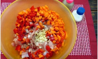 In a bowl, combine chicken, bell pepper, carrots and garlic. To this mixture add salt, curry, dried thyme and ground black pepper.