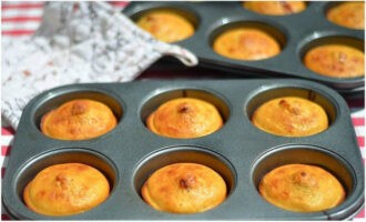 Place the molds in the oven preheated to 180 degrees. The muffins should brown well and rise.