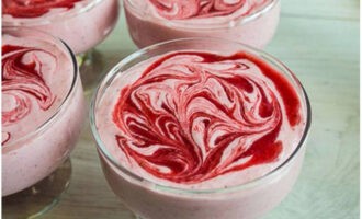 Ilagay ang strawberry mousse sa mga mangkok, idagdag ang naunang itinabi na strawberry puree sa itaas at gumawa ng mga guhitan gamit ang isang stick.