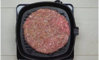 Using a wide knife, remove the cutlet from the board and transfer to the grill.