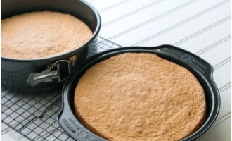 Distribute the dough among the molds and bake. Cook the biscuit for 20-25 minutes. When the biscuits are ready, remove them from the pans and leave to cool on a wire rack.