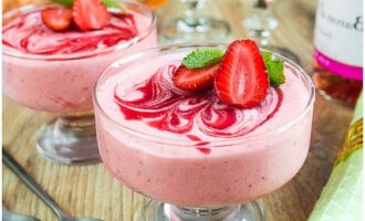 Ilagay ang strawberry mousse sa refrigerator sa loob ng ilang oras upang tumigas. Bago ihain, palamutihan ng mga hiwa ng strawberry at sariwang mint sprigs. Bon appetit!