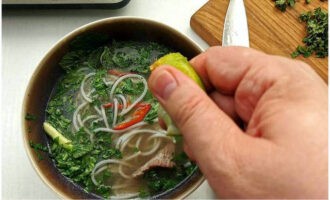 Direktang pisilin ang kalamansi o lemon juice sa mga mangkok. Handa na ang classic pho bo. Maaari mo itong ihain sa mesa. Bon appetit!