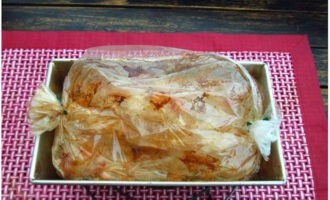 Place the mold with the preparation in a cold oven. Turn on the oven and set the temperature to 180 degrees. Bake the terrine for an hour. Then remove it from the oven and leave it on the counter for a couple of hours until it cools down.