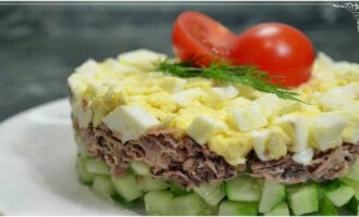 Trước khi phục vụ món salad cá ngừ và trứng, hãy tháo vòng ra và trang trí theo ý thích của bạn. Chúc ngon miệng!