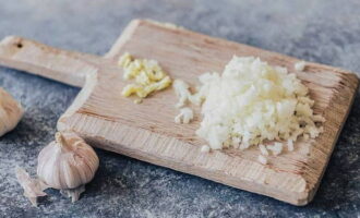 La pasta boloñesa es fácil de preparar en casa. Picar finamente la cebolla y el ajo.