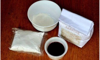 Il classico dolce giapponese Mochi a base di farina di riso può essere facilmente preparato a casa. Dosare immediatamente l'insieme base degli ingredienti secondo le proporzioni della ricetta.