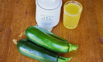 Zucchini, like pineapples, is very easy to prepare for the winter. To prepare tasty pineapple-flavored zucchini for the winter, we immediately prepare a simple set of ingredients according to the proportions of the recipe and the volume of preparation you need. Wash the zucchini and remove the peel, but you can leave it.