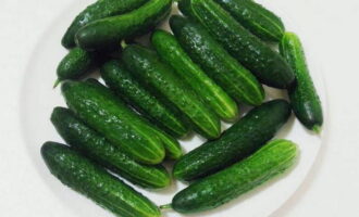 Pickled cucumbers with turmeric for the winter are prepared very simply. Select fresh young cucumbers that are elongated and approximately the same size. Then rinse them thoroughly under running water.