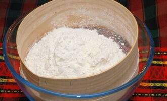 Pizza dough, like in a pizzeria, is very simple to prepare. Sift the flour through a sieve to break up any lumps and oxygenate the product.