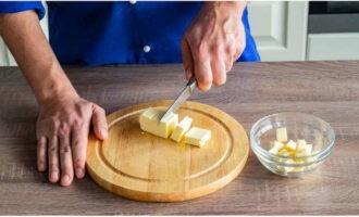 Cookies in the oven can easily be prepared at home. Cut the butter into cubes and leave it for 30 minutes at room temperature to soften.