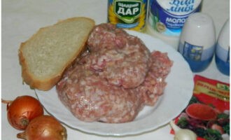 Costeletas suculentas e macias são muito fáceis de preparar no forno. Preparamos os produtos.