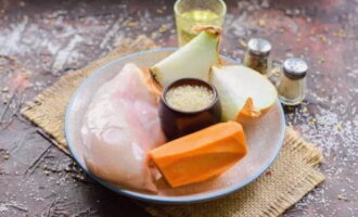 O pilaf quebradiço com frango é muito fácil de preparar. Vamos preparar os ingredientes necessários.