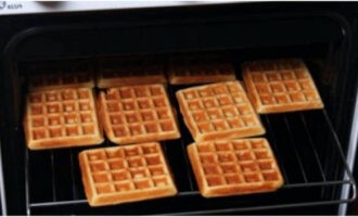 Gebakken wafels verliezen na 10 minuten hun knapperige smaak, waardoor ze 4-5 minuten in de oven op 160°C kunnen worden gedroogd.