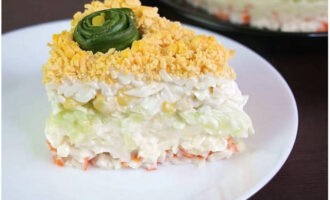 Salad untuk meja percutian bukan sahaja lazat, tetapi juga cantik dalam potongan. Selamat menjamu selera!