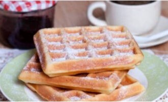 Serveer klassieke Weense wafels bereid in een elektrisch wafelijzer warm voor thee en met eventueel zoet topping. Lekker en succesvol bakken!