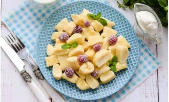 I classici gnocchi di ricotta pigri sono pronti. Provalo!