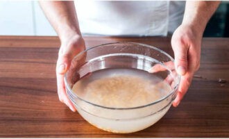 La soupe aux pois classique est très simple à préparer. Placez les petits pois dans une passoire et rincez-les sous l'eau courante. Faites ensuite tremper les petits pois dans de l'eau froide pendant au moins 3 à 4 heures.