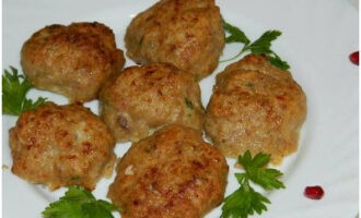 Mandare a cuocere per 40 minuti in forno caldo, impostando 190 gradi. Dopo mezz'ora controlliamo la prontezza. Se le cotolette sono pronte, tiratele fuori e gustatele. Buon appetito!