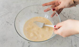 Hvordan tilberede en rask og velsmakende frokost? Vask eggene med varmt vann og del dem i en dyp bolle. Hell 120 milliliter melk i eggene. Ta en gaffel og visp ingrediensene til de er jevne.