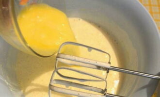 La crema agria clásica en el horno se prepara rápida y fácilmente. Rompe los huevos en un bol, agrega sal, azúcar normal y azúcar de vainilla. Batir los productos con una batidora durante 2-3 minutos. Luego agregue crema agria, mantequilla blanda o derretida y bicarbonato de sodio. Mezclar todo bien nuevamente con una batidora.