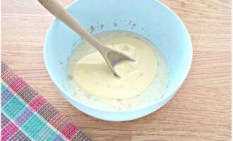 Melt the margarine and pour half of it into the yeast mixture. Add the required amount of sugar and salt and mix everything.