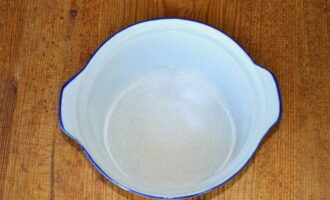 Pour sugar into a separate pan and, if desired, add a little vanilla sugar.