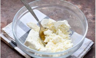 Metti la quantità indicata di ricotta in una ciotola profonda. Strofinatelo accuratamente con le posate.