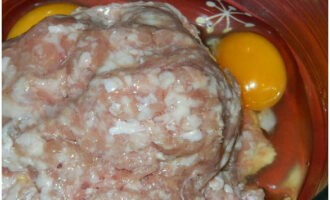 Place minced meat and eggs into the bowl of a blender or food processor.