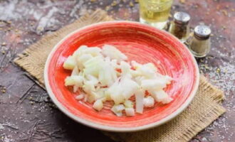 Peel the onion and cut it into small cubes.