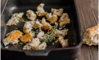 Place some pieces of ciabatta and a few branches of rosemary here. Fry for a few minutes.