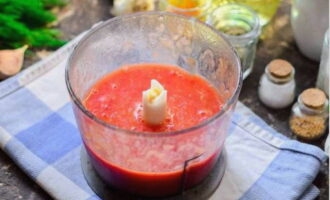 Puré deretter tomatene med en blender eller kjøttkvern.