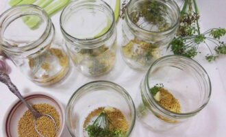 Prepare clean half-liter jars. At the bottom of each jar, place a peeled clove of garlic, one dill umbrella and a teaspoon of mustard seeds.