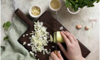 After peeling the onion and garlic, rinse and finely chop them. Leave half the garlic.