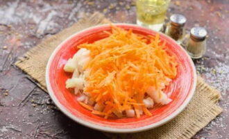 Grate the carrots on a coarse grater.